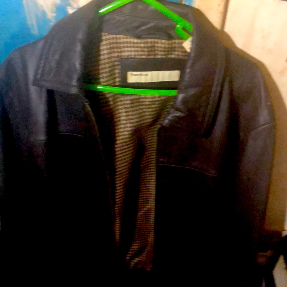 BROWN LEATHER PERRY ELLIS JACKET.